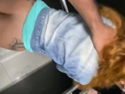 Ruiva gostosa é pega de surpresa no elevador e acaba caindo de boca antes de levar piroca na buceta 10/16
