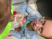 Ruiva gostosa é pega de surpresa no elevador e acaba caindo de boca antes de levar piroca na buceta 14/16