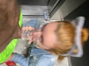 Ruiva gostosa é pega de surpresa no elevador e acaba caindo de boca antes de levar piroca na buceta 15/16