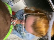 Ruiva gostosa é pega de surpresa no elevador e acaba caindo de boca antes de levar piroca na buceta 8/16