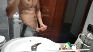 Polla Enorme Depilada Eyacula Masivamente, Gimiendo y Hablandl Bajo