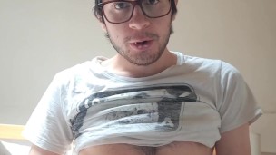 Twink arrapato in calore sborra in quantità enormi sul suo giocattolo erotico (dildo sex toy)
