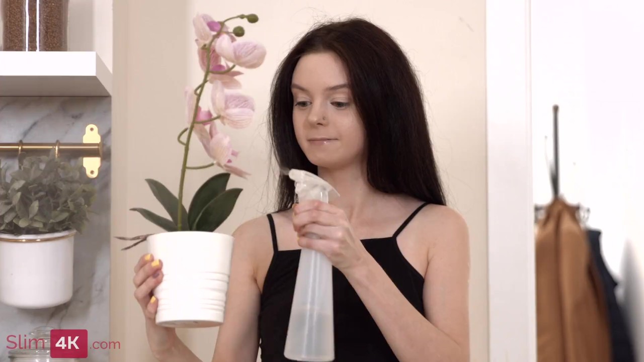 Brune francaise femme fontaine aime se masturber et jouir - RedTube