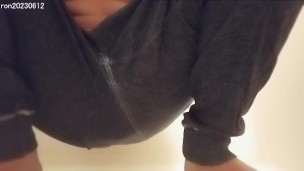 日本人がスウェットパンツのままお漏らしをする。