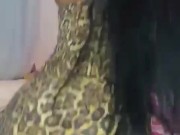 Morena dançando com vestido curto 10/16