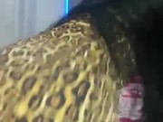 Morena dançando com vestido curto
