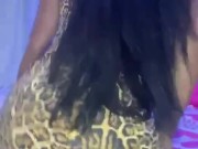 Morena dançando com vestido curto 3/16