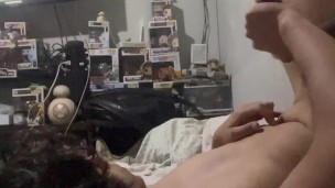 Echándome mi leche en mi cara
