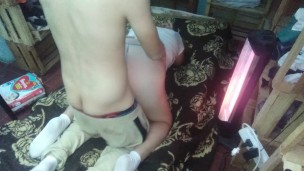 Cogiendo entangada de perrito al lado de la estufa electrica