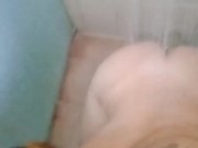 TOMEI UM BANHO DE PORRA NO CHUVEIRO
