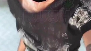 Spiderman aprende a usar sus superpoderes con una ama de casa Miles Morales tirando telaraña