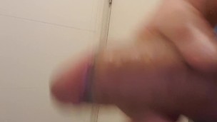 Hombre meando mas paja