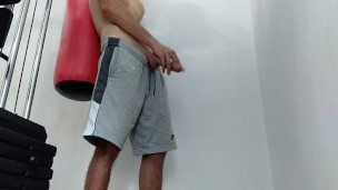 Chico Gay Delgado Con Gran Polla Se Folla al Saco de Boxeo y Se Corre en Los Guantes