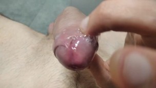 Hombre Cachondo Juega Con el Glande Salivado de su Hermosa Verga Grande