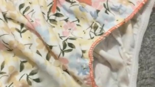 me vengo encima de las bragas de mi linda hermananastra