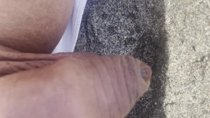 pisser sur la plage chaude