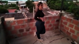 ENCUENTRO A MI HIJASTRA OTRA VEZ EN LA AZOTEA Y ME PIDE FOLLAR CON ELLA EN LA SALA 1 PARTE
