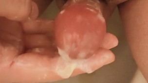 包茎チンポのオシッコタイム中にムラついてしまい、軽く射精するつもりが全くおさまりが効かず、結局意識が飛びそうなほど連続射精を楽しんでしまう変態君。