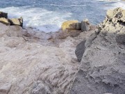 BAISER SUR UN ROCHER TEEN RENCONTRÈE EN VACANCE 1/16