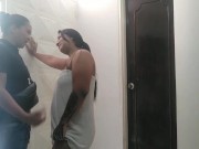 ya que mi marido no esta llamo domiciliario para seducirlo y follar con el en mi casa