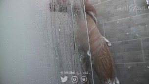 chico duchándose tocándose el culo y el pene masturbándose hasta tener un orgasmo con mucho semen