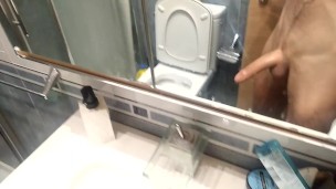 Enorme Polla Llena de Lefa Después de Masturbarse hace Pis en el Baño