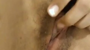 Mi novio esta jugando lol asi que me masturbo en lo que termina su partida