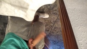 Cachondo se Saca el Pollon en el Ascensor y Despues en la Casa Azota su Verga