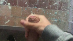 Подрочил там где ходят люди и кончил, дрочу в публичном месте, masturbating in public