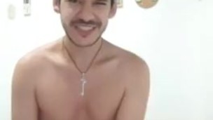 chico botando leche