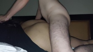 Acabo Dentro de Embarazada de 5 Meses Mientras Ella se Recuesta en la Cama, Acercamiento a Vagina