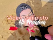 Pedi para um desconhecido me filmar na praia, Paguei ele com um boquete bem molhado! 14/16