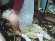 Mi esposo me coge de perrito con mi tanga abierta bien rico