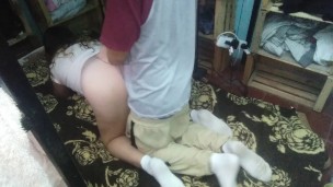 Mi esposo me coge de perrito con mi tanga abierta bien rico