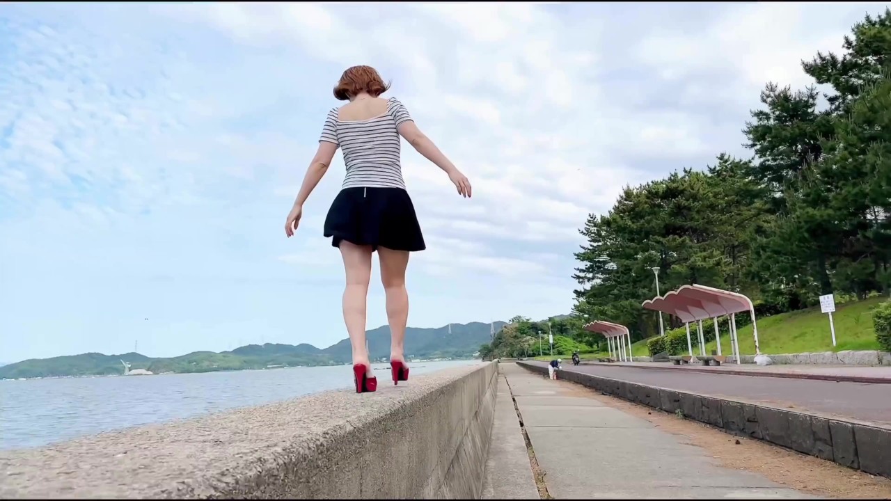 A man is seen masturbating in the open air by a group of strangers and squirts profusely! - Free Sex Video - RedTube