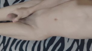 Jovencito se graba masturbándose para novia virtual 🤤