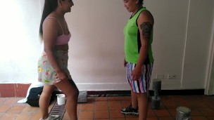 la estudiante cachonda quiere follarse a la instructora del gimnasio