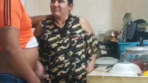 Sirvienta follada cuando lava platos