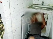 ما اهو لازم السباك يشوف شغلو مع المية التعبانة اليومين دول فخليها سكس مصري جامد مع السباك بعلم زوجه 2/16