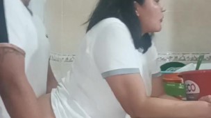 Sirvienta follada cuando lava los platos