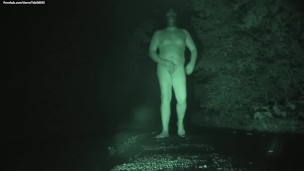 Pinkel beim Wichsen während Nacktspaziergang in der Öffentlichkeit. (008) Pissen Tobi00815