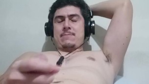 Pedazo de guapo se masturba su gran verga y derrama espesa leche