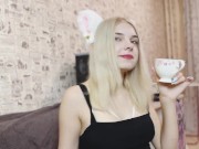 Молоденькая соседка испачкалась, соблазнила парня, чтобы он наполнил её спермой 1/16