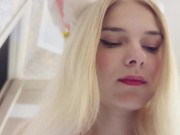 Молоденькая соседка испачкалась, соблазнила парня, чтобы он наполнил её спермой 2/16