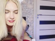 Молоденькая соседка испачкалась, соблазнила парня, чтобы он наполнил её спермой 3/16