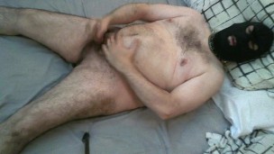 Masturbation solo in bed - masturbación y corrida en la cama.