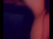 Mi vecino me coge por la noche cuando mi marido se va