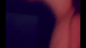 Mi vecino me coge por la noche cuando mi marido se va