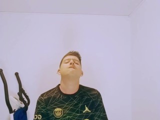 Un baile muy caliente y termina pajeandose!!