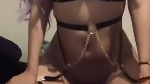 Latina se coge un muñeco sexual